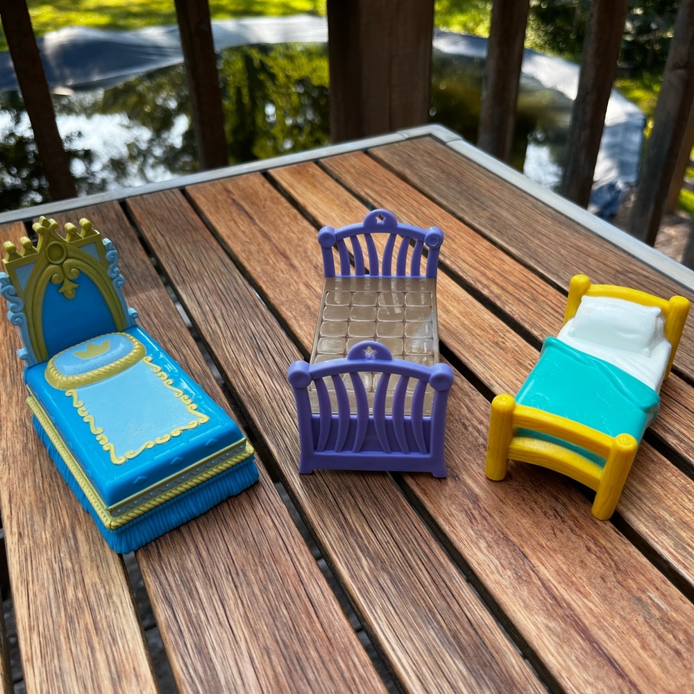 Polly Pocket: Colorful Dollhouse Furniture Bed Set